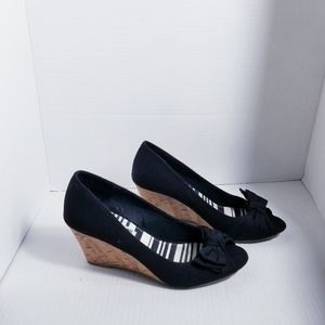 AMERICAN EAGLE WEDGE OPEN TOE WITH BOW BLACK SIZE 8.5
